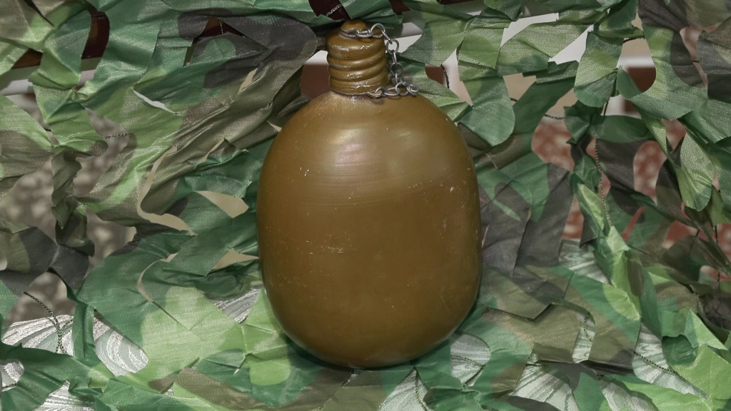    Участник СВО передал свою армейскую фляжку школьному музею в посёлке Излучинск