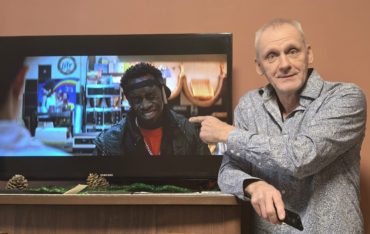 На службе у Деда Мороза раздаю заслуженные подарки. Для саботажников, которые хотят усидеть на двух стульях сразу, Уголёк предлагает выбор и устраивает испытания. Взрослому человеку нужно определиться - на чьей он стороне и кому служит. Чем раньше он сделает выбор, тем лучше для него.