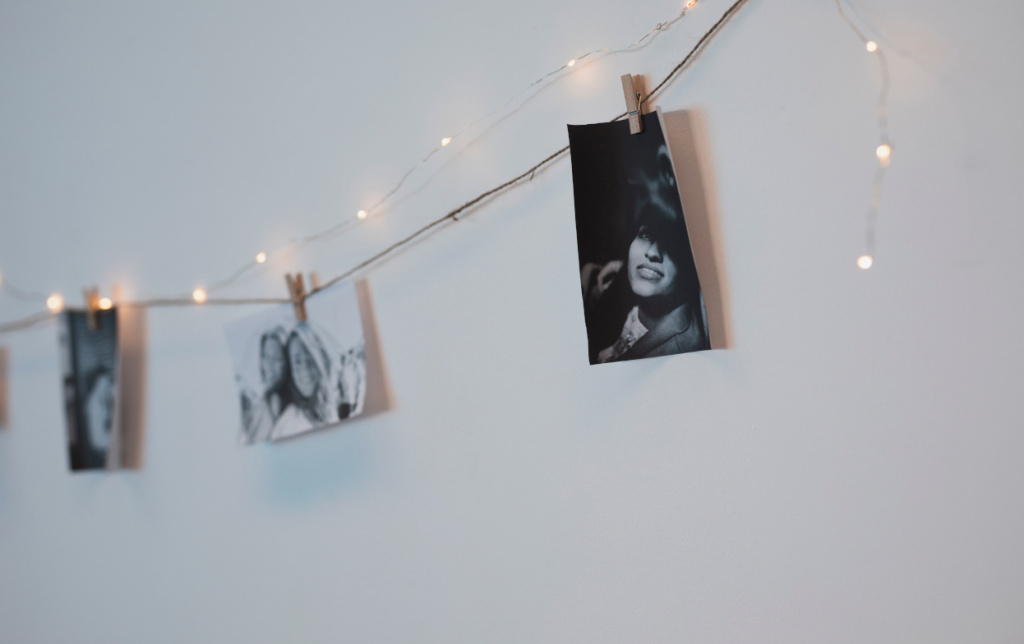  Вместо гирлянд стены дома могут украшать фотографии с самыми яркими моментами года.