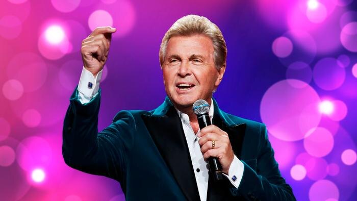 Лев Лещенко в 2025 году. Сколько ему лет, как поживает? Как здоровье Льва Лещенко? Обложка © Коллаж © Life.ru, фото © ТАСС / Вячеслав Прокофьев, © Freepik