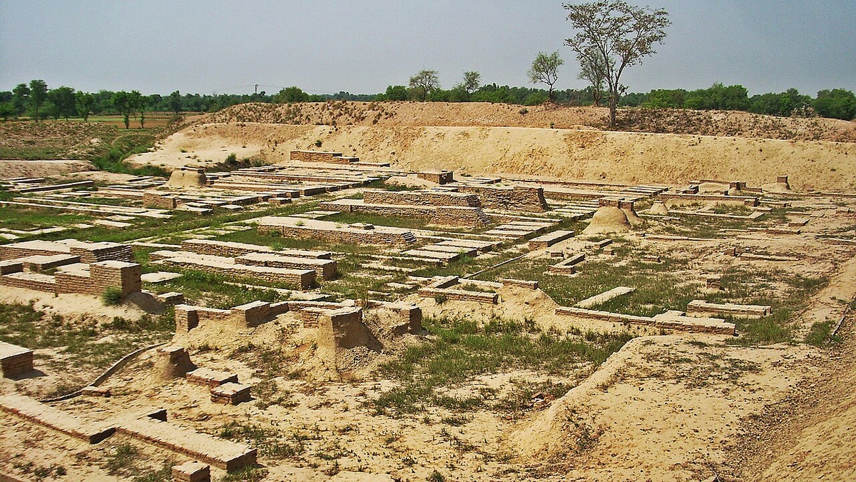 Рис. 1. Раскопанные руины Хараппы. https://fr.wikipedia.org/wiki/Fichier:Harappa_Ruins_-_VI_-_Mounds.jpg?utm_medium=organic&utm_source=yandexsmartcamera