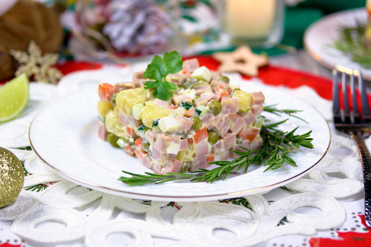 Оливье с копченой колбасой