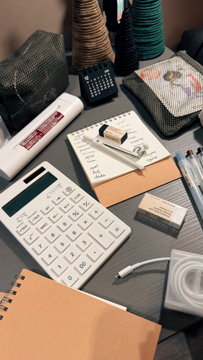 Мне и самой нравится минималистичная и очень удобная канцелярия этого бренда, а Никита просто фанат. Когда показала, что не обязательно лететь в Японию, чтобы пополнить запас канцелярии, то он тут же полез заказывать себе новые ластики и фломастеры. 