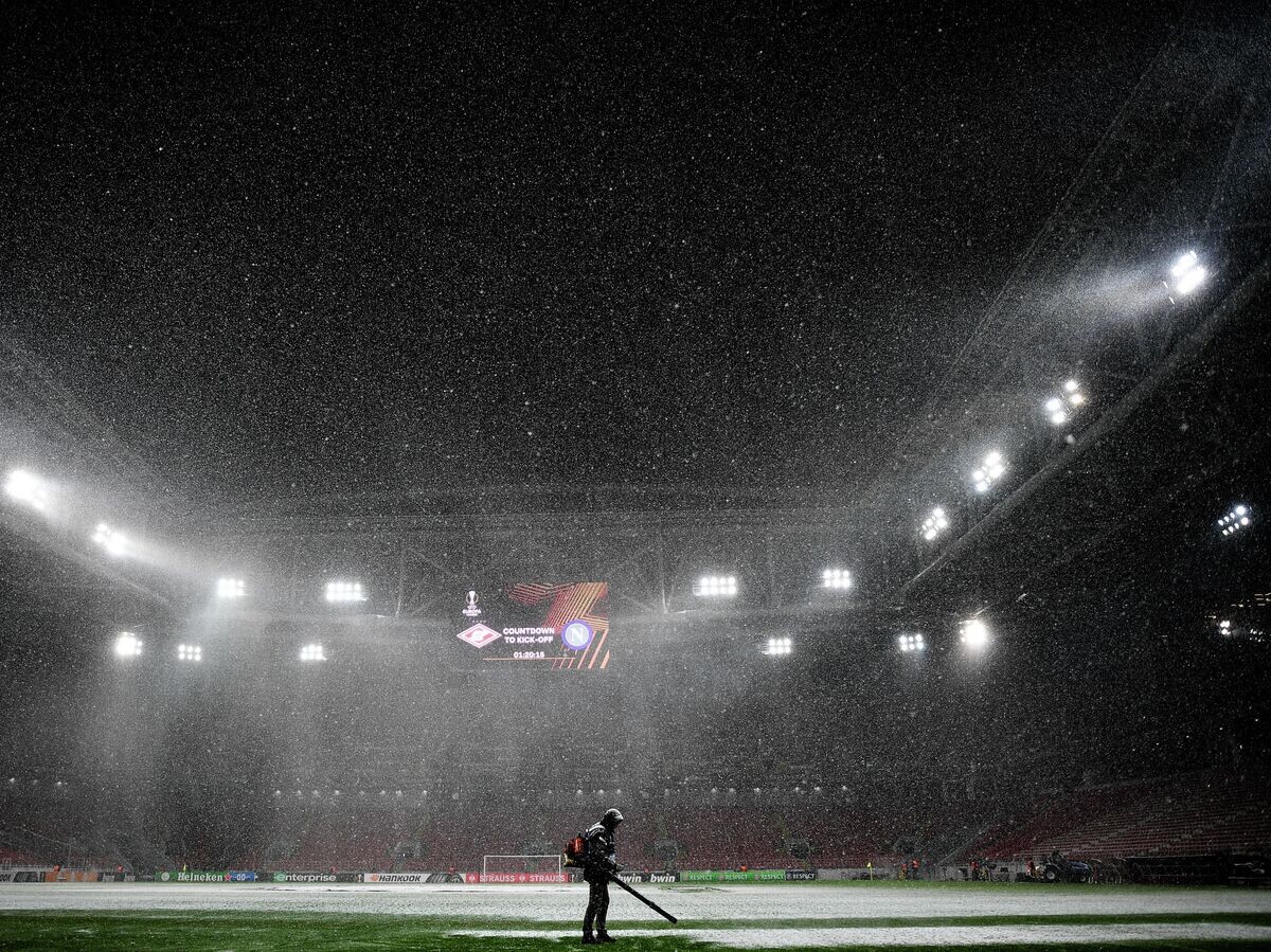    Сотрудник стадиона "Открытие Арена" убирают снег с поля перед началом матча группового этапа Лиги Европы УЕФА сезона 2021/2022 между ФК "Спартак" (Москва, Россия) и ФК "Наполи" (Неаполь, Италия) | © РИА Новости / Владимир Астапкович