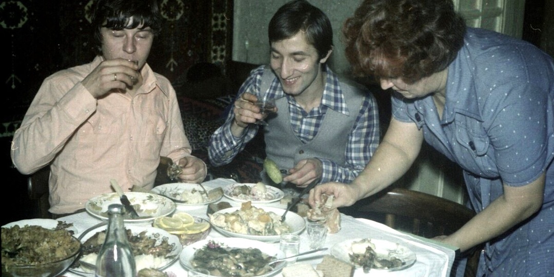 Показываю 10 советских салатов, которыми мы закусывали водку в СССР