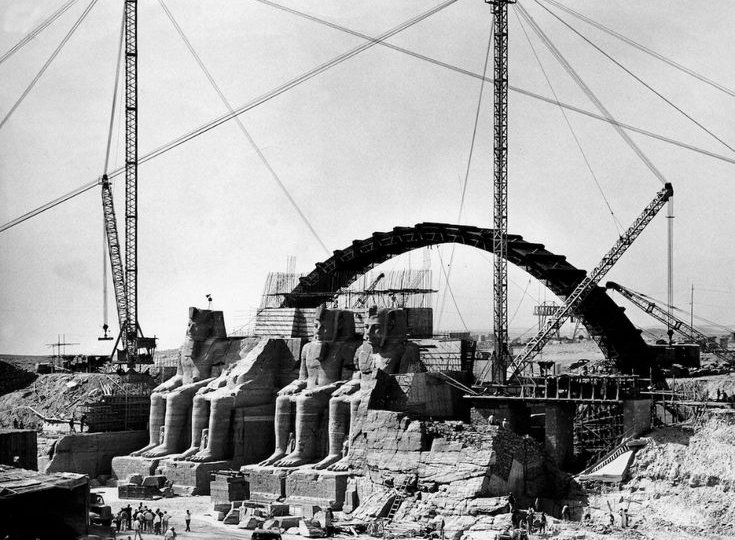 Англичане сбежали, американцы отозвали чек, а египтяне плакали от счастья: как русские построили пирамиду XX века в аду пустыни