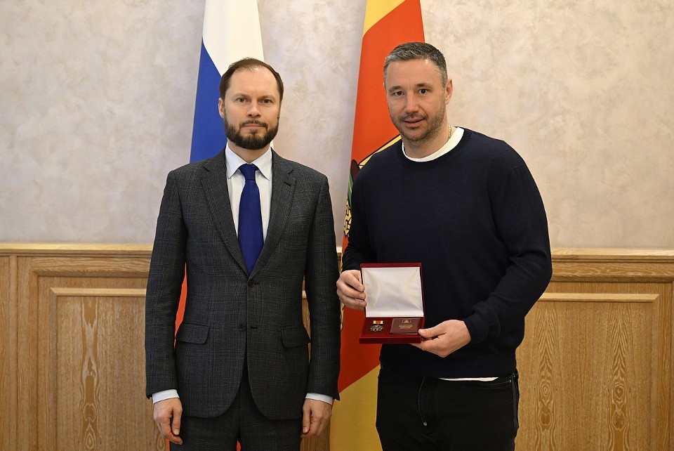    Виталий Королев и Илья Ковальчук. Теперь прославленный спортсмен - Почетный гражданин Тверской области. ПТО