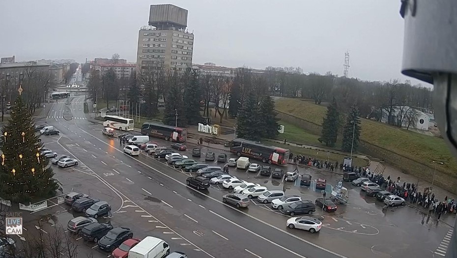 Автор фото: balticlivecam.com. Петровская площадь. Нарва, Эстония. 17 декабря 2025 года.
