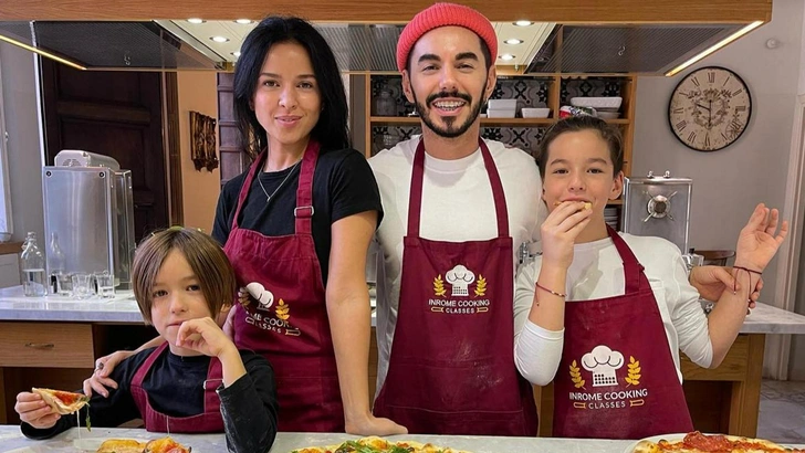 Тимур Родригез с бывшей женой и детьми

