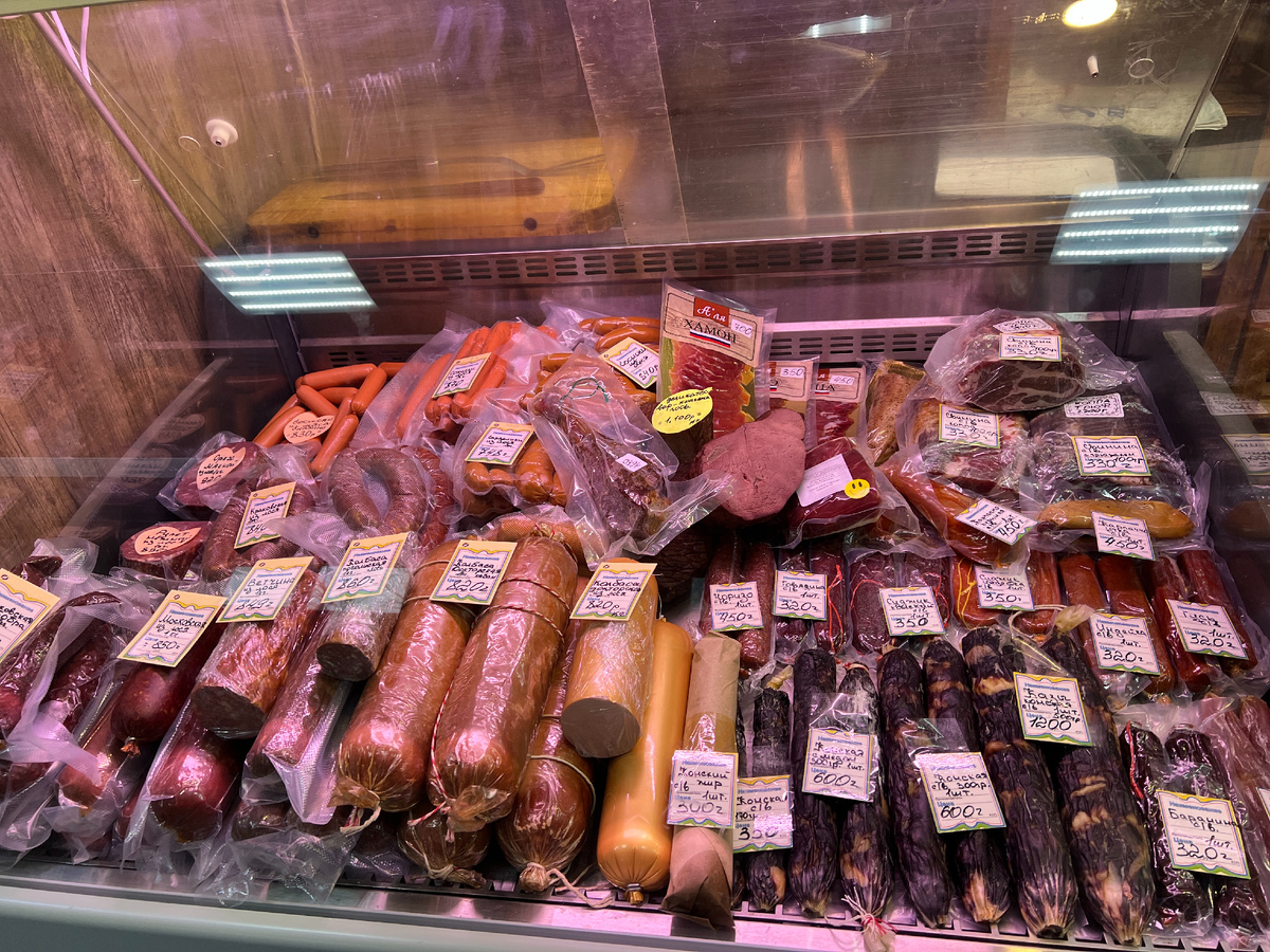 Производство сосисок-сарделек и колбас происходит не в охотхозяйстве. Мясо, предназначенное для переработки сдают на мясокомбинат, там из него и делают продукцию. Точно так же организовано производство тушенки - ее делают промышленным способом на другом мясоперерабатывающем комбинате. Чтобы посмотреть ценники сделала два укрупненных скрина - листайте.