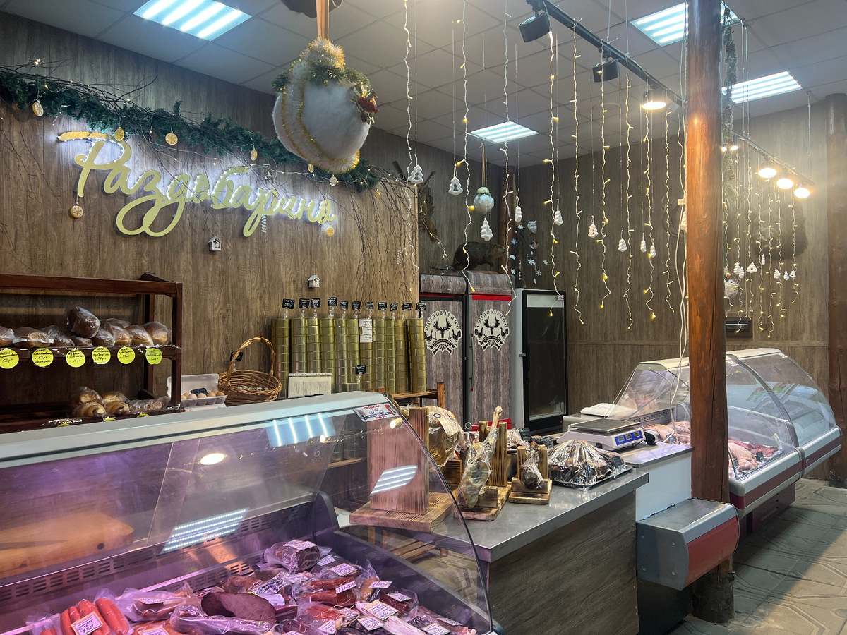 Украшенные к НГ витрины, чучела охотничьих трофеев, логотип охотхозяйства - все было привлекательно, но очередей не наблюдалось.