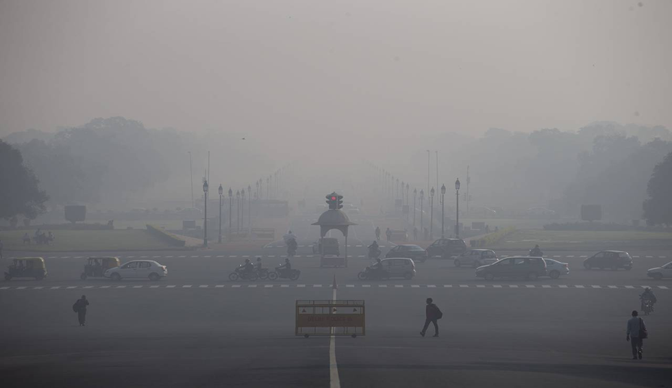 Зимний смог в Нью-Дели в 2015 г. [https://www.wsj.com/articles/indian-capital-gets-car-restrictions-to-reduce-smog-1449253520]