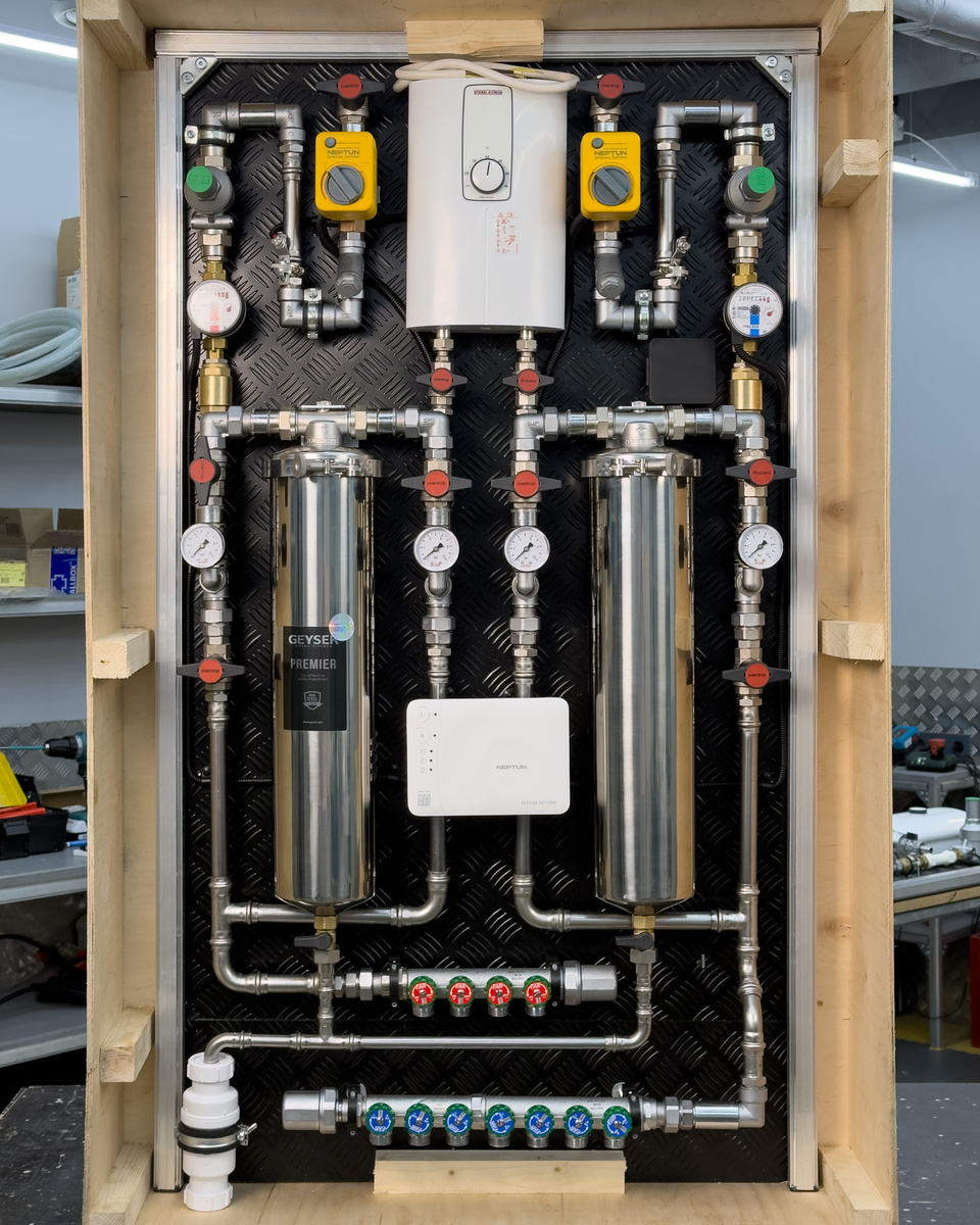 Этот узел водоразбора нельзя назвать типовым. Его габариты — 140×85×22 см