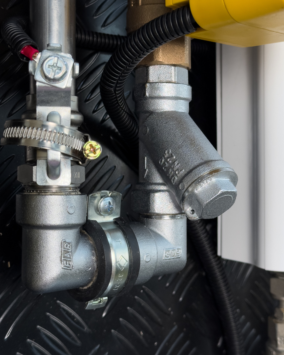 Основу узла составляет арматура FAR — один из самых надёжных брендов в инженерной сантехнике