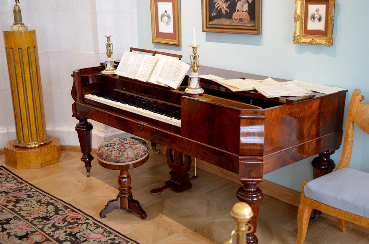 Клавикорд семьи дяди А.С.Пушкина. Инструменты Барокко, клавикорд и клавесин предшественники фортепиано, для них написана вся клавишная музыка Барокко.