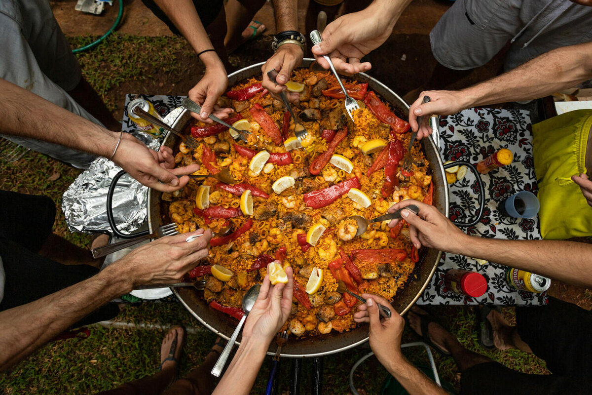 Испанская паэлья - это всегда блюдо на всю семью или большую компанию