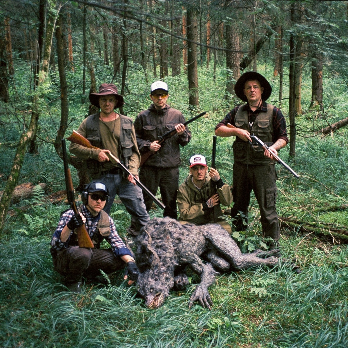 Обложка альбома "Ночь с астраханцем". Anacondaz давно любят делать обложки с разными чудищами. 