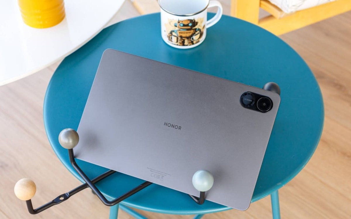    Стильный дизайн и хорошее наполнение — достоинства этой модели. Фото: gsmarena.com