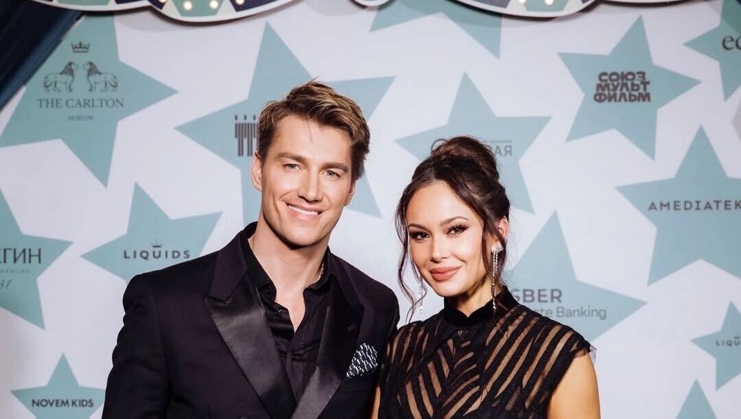    Воробьев вместе с женой исполнил песню на «Главном новогоднем концерте» в Москве   Соцсети Алексея Воробьева