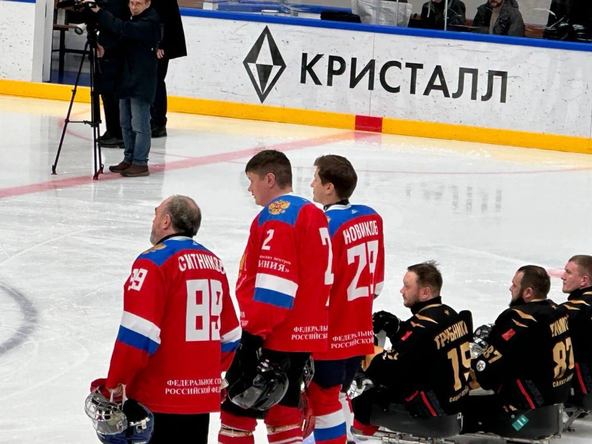    Сенатор Ситников вышел на лед за команду Совета Федерации «Сенат»