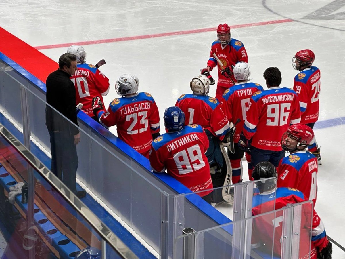    Сенатор Ситников вышел на лед за команду Совета Федерации «Сенат»
