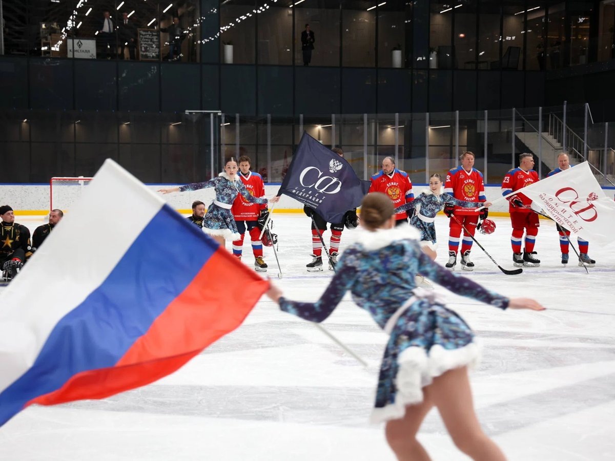    Сенатор Ситников вышел на лед за команду Совета Федерации «Сенат»