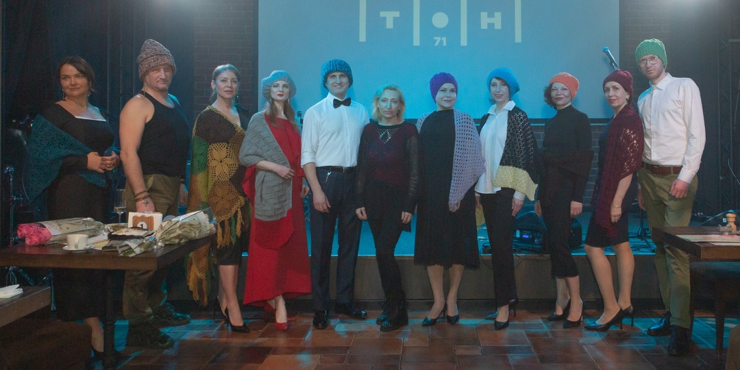 Коллекция вязаных спицами и крючком аксессуаров это всегда авторская работа.