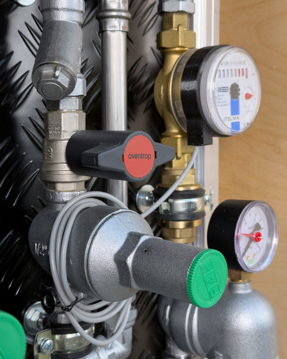 Первое, что бросается в глаза — грязевые фильтры установлены перед водяными кранами