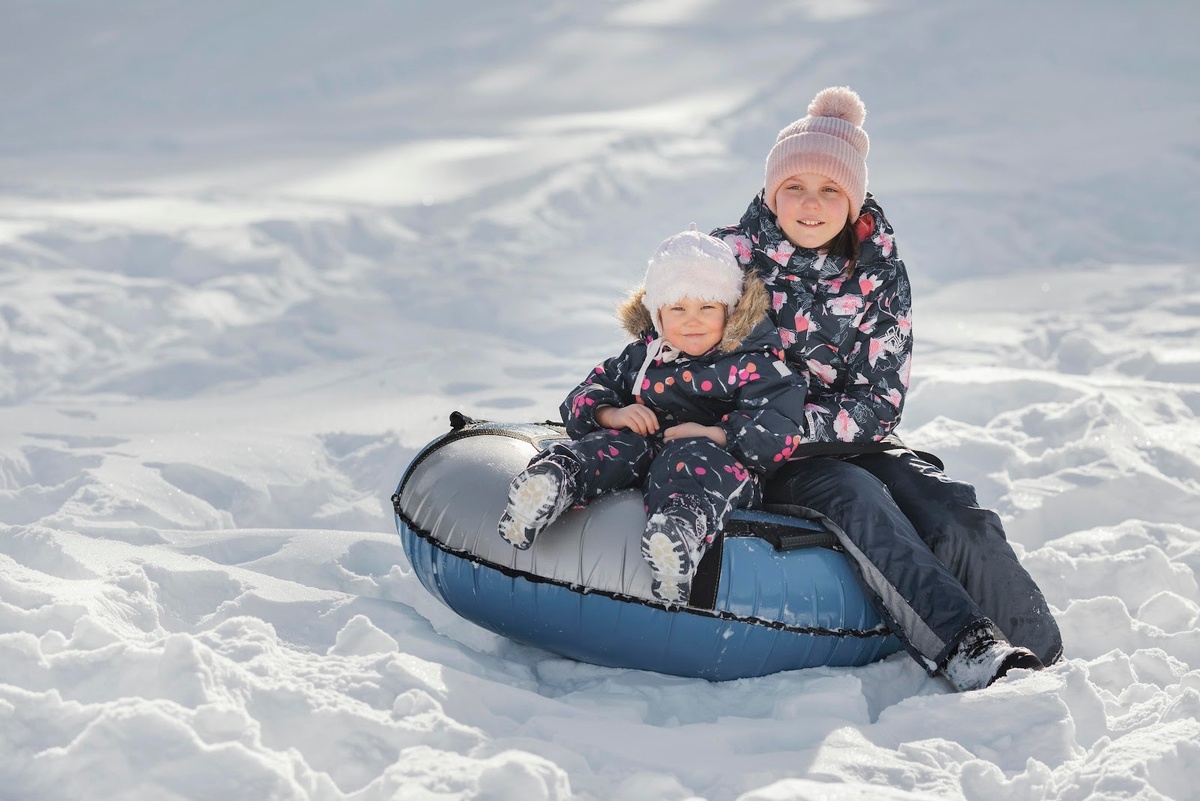 Помимо снеговика детей порадует снежная крепость, из которой можно устраивать бой снежками