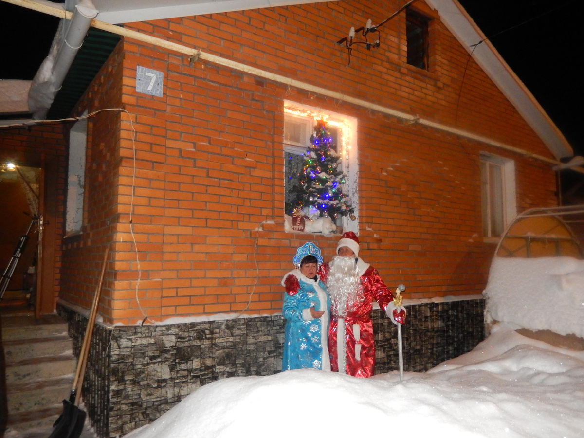 фото автора  мы с мужем возле своего дома