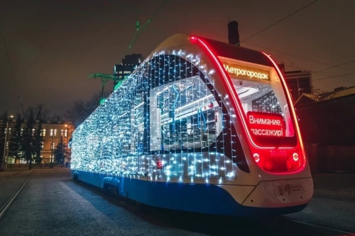    Ликсутов: на улицы Москвы вышел новогодний транспорт