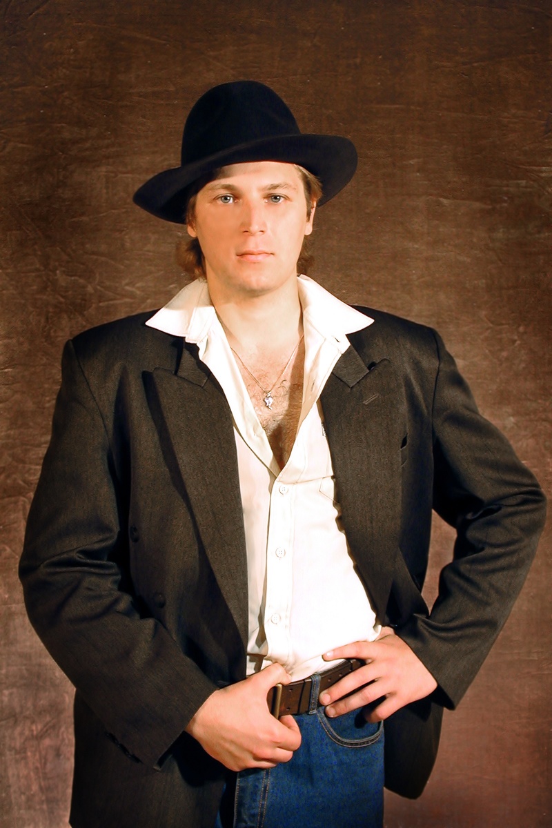 Татаринов Дмитрий Николаевич, фото из архива Шадринского Драматического театра, висевшее на стенде, прототип Димы в книге "Маринетт Мортем: Наследие магии и острие духа режиссёра"