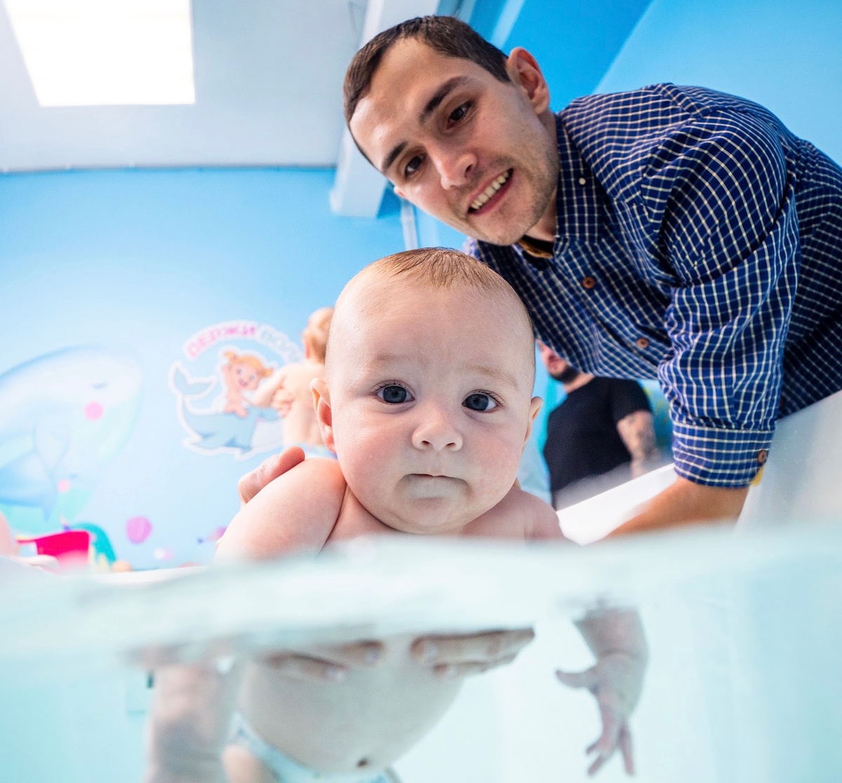 Грудничковое плавание – действенный способ укрепить здоровье новорожденного ребёнка 