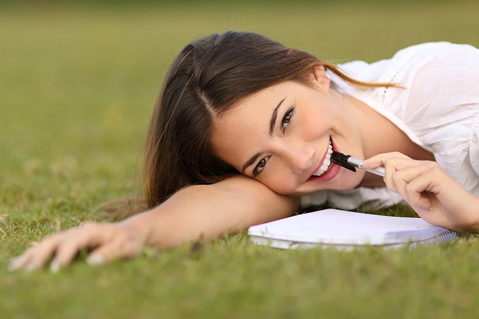 Разная природа счастья у богатых и бедных объясняется особенностями социального положения. Фото: EAST NEWS.