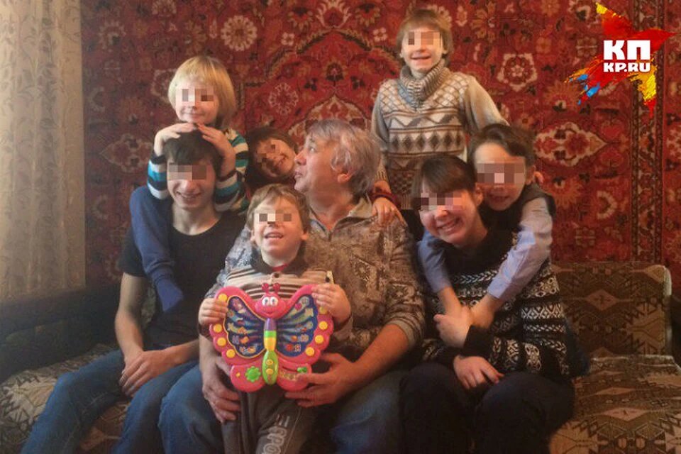 У женщины в Хакасии забрали семерых опекаемых детей из-за слишком длинных волос младшего сына. Фото: из архива семьи.