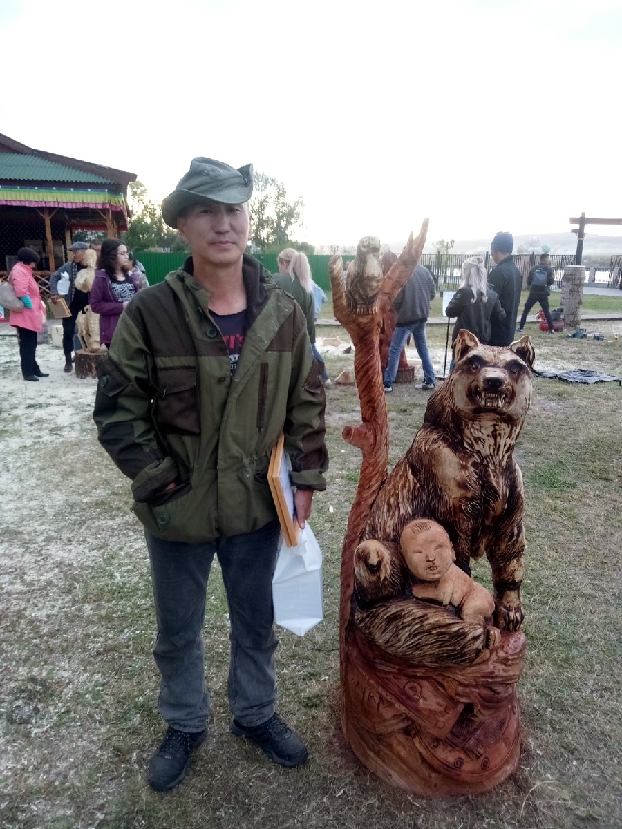 Искусство для Александра стало способом выражения чувств, мыслей и переживаний, помогающим лучше понимать окружающий мир и собственную сущность)