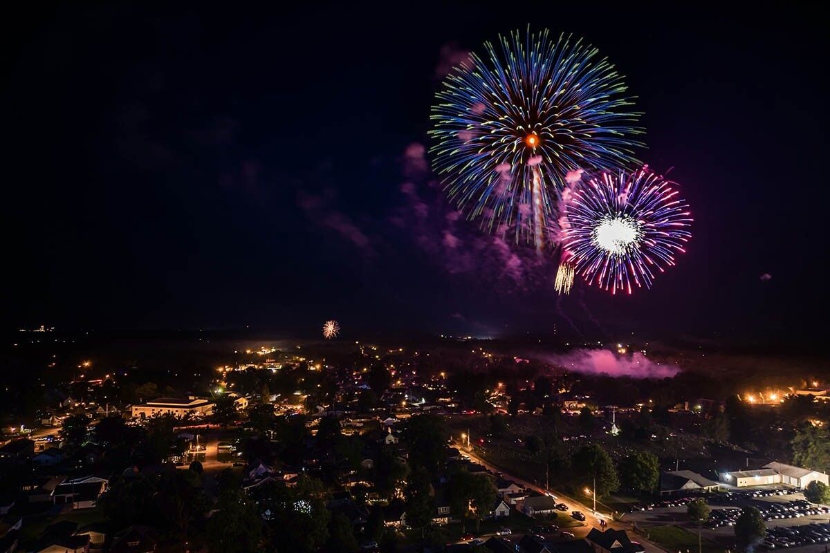 Яркие огни в ночном небе создают неповторимую атмосферу праздника. Источник: Wirestock Creators / Shutterstock / FOTODOM📷
