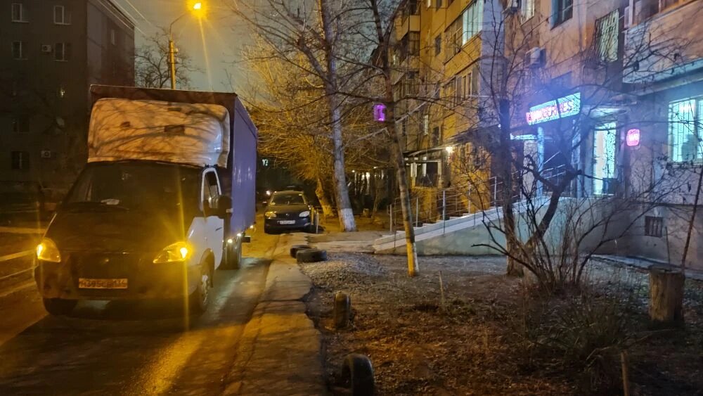 грузовик "Вайлдберриз" перегородил дорогу📷    Ни сна, ни проезда: волжане возмущены самоуправством пункта «Wildberries» в жилом доме
