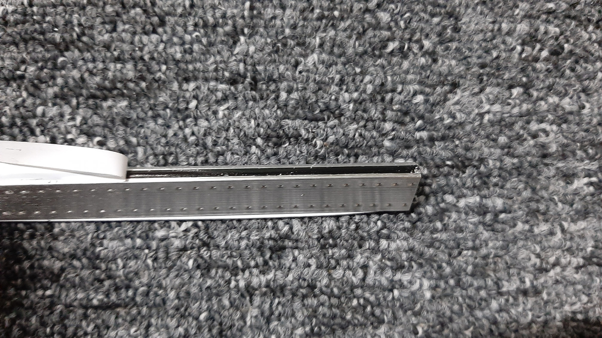 Клейкая основа, приклееваемая к стеклу.