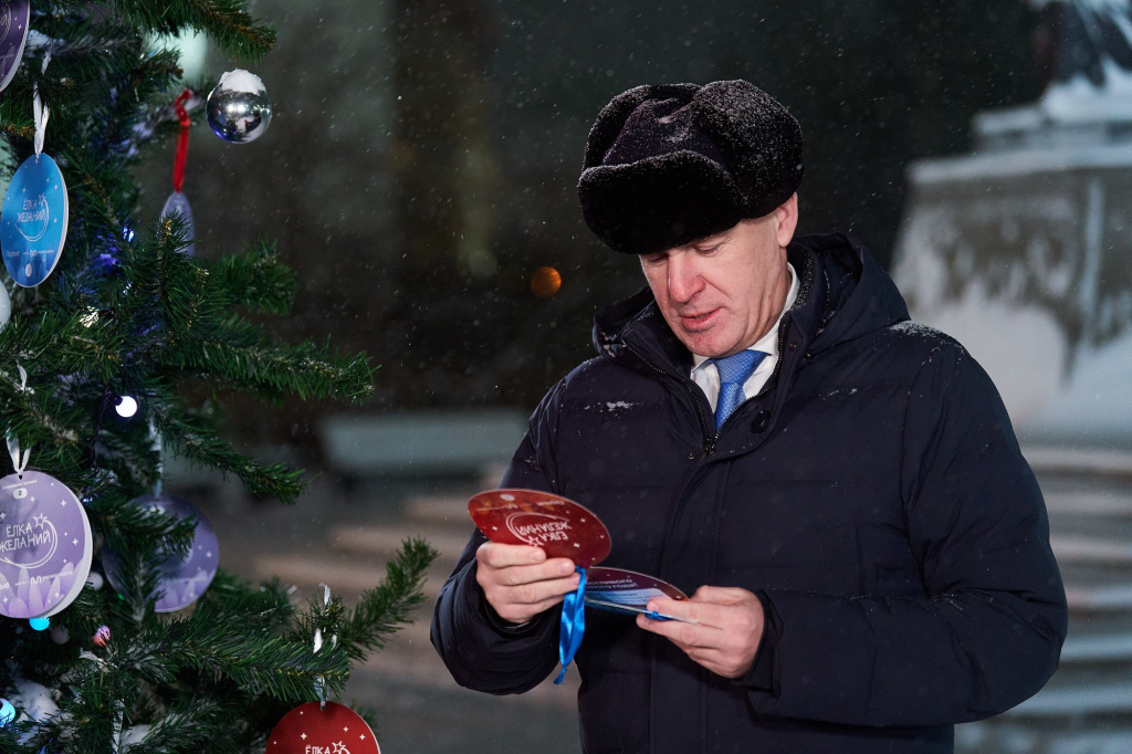    Губернатор Югры стал добрым волшебником в акции «Ёлка желаний»