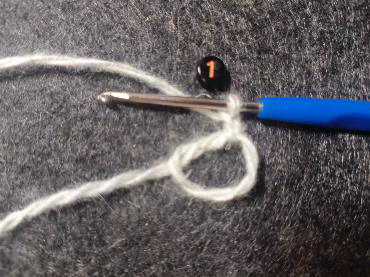 В петлю амигуруми провязываю 2 воздушные петли.