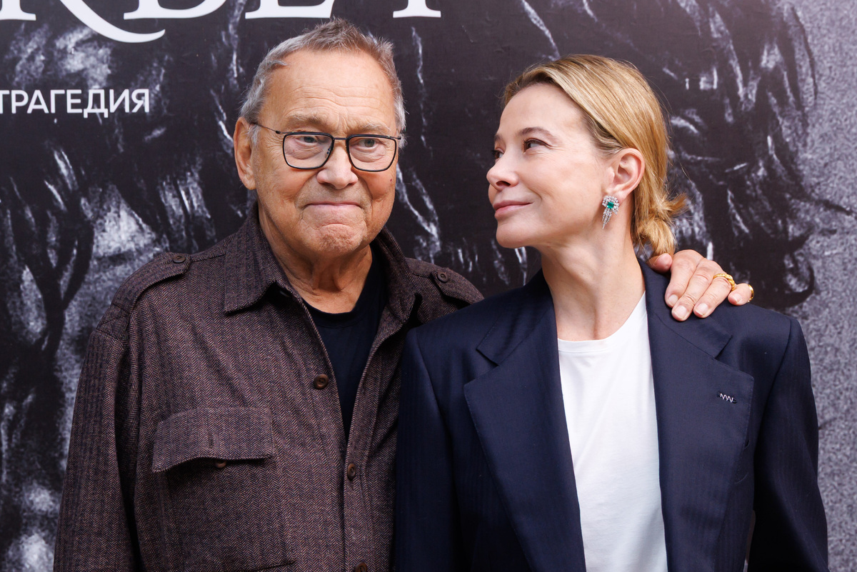     Андрей Кончаловский обнимал Юлию Высоцкую на премьере спектакля «Макбет»