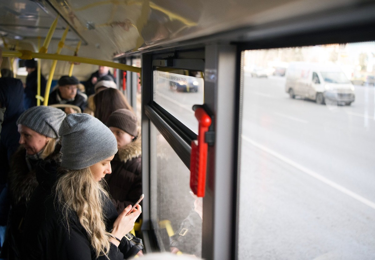    Женщина разбила стекло аварийным молотком и покинула салон через окно