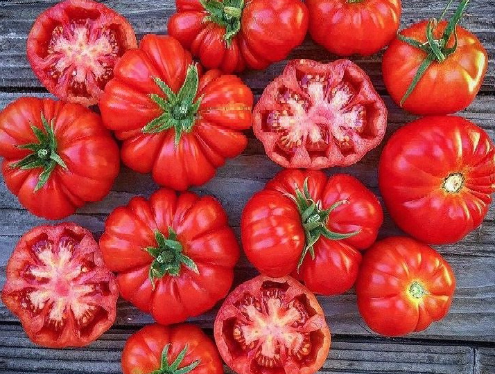 Лучшие сорта мясистых и вкусных помидоров: от крупных салатных плодов до универсальных вариантов.