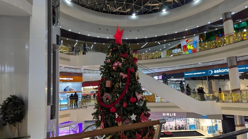     В новогоднее волшебство окунулся барнаульский ТРЦ Galaxy. Анастасия Панченко