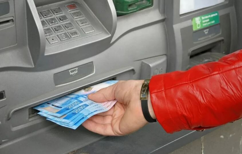 Контроль усиливается за «наличкой», картами, а теперь и за телефонами