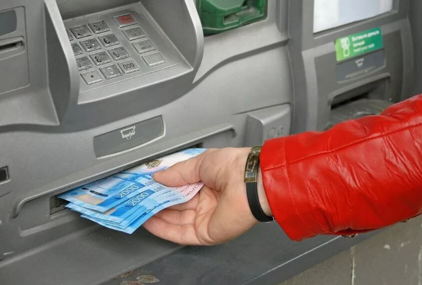 Снятие наличных в банкомате (иллюстрация из открытых источников)