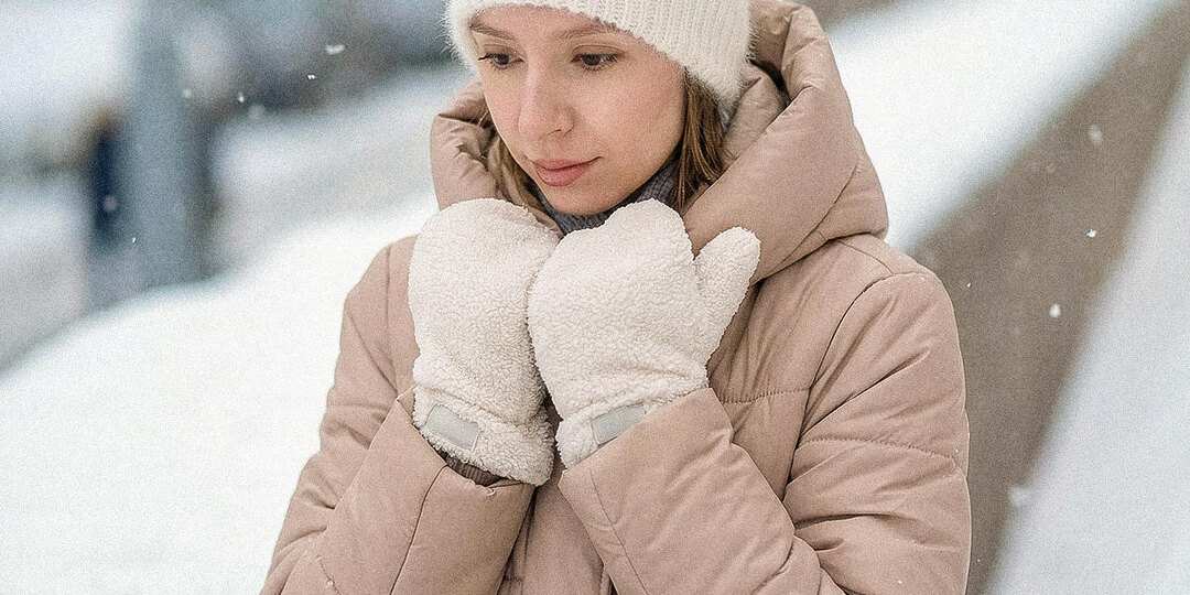 Примеряю шапку для мамы, благодарю подписчиков