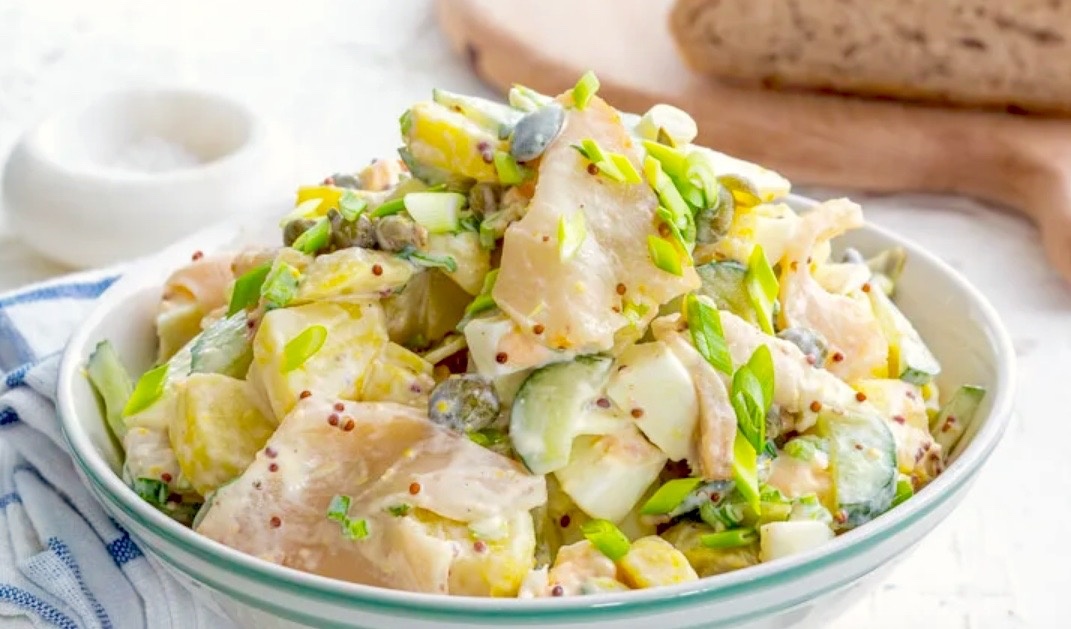 Салат с рыбой горячего копчения.