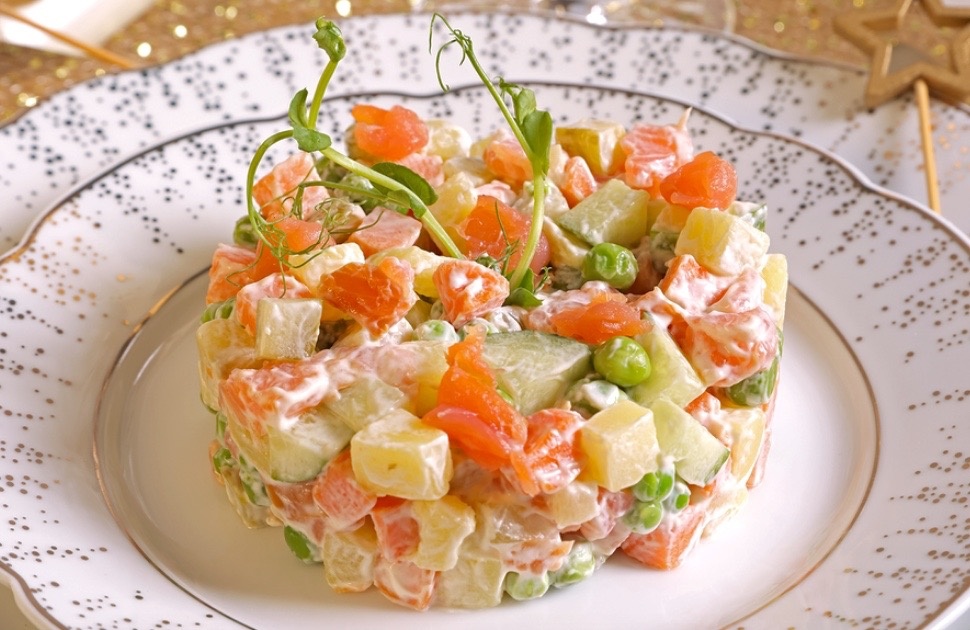 Рецепты праздничных салатов с рыбой.